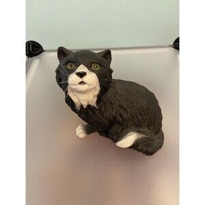 BLACK & WHITE Tuxedo CAT Vintage Figurine. “Whiskers” 1985. Sitting & One Paw Up